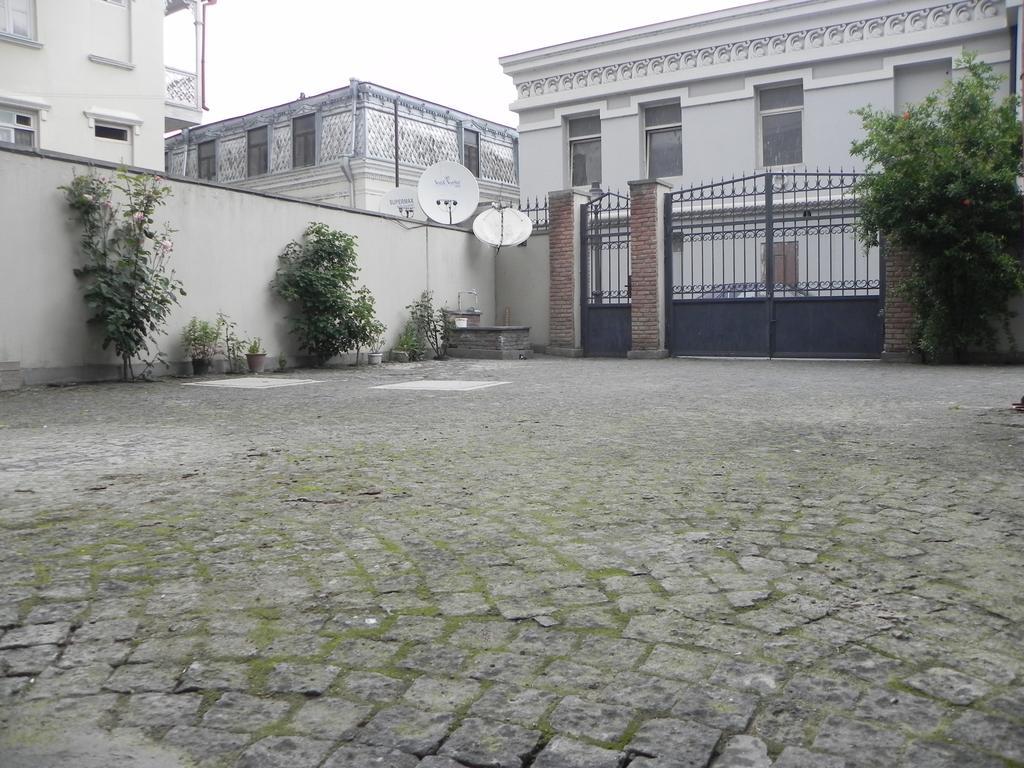 Old Yard Guest House Тбілісі Екстер'єр фото